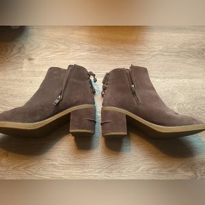 BROWN UGG BOOTIES